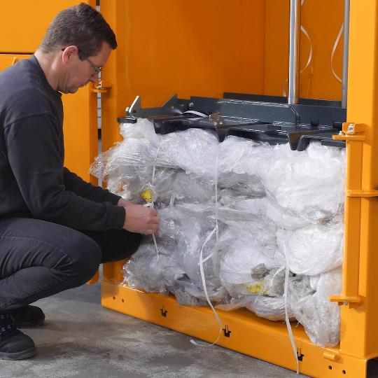 Bramidan ballepresse plastball avbinding med fiberbånd