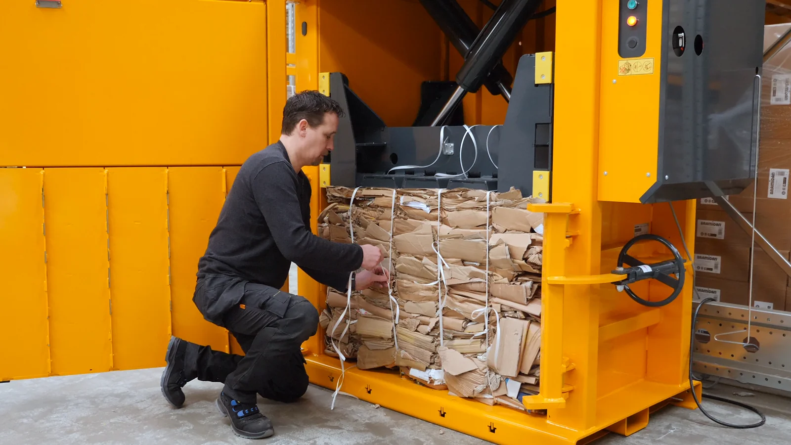 Operator handterer ferdig balle